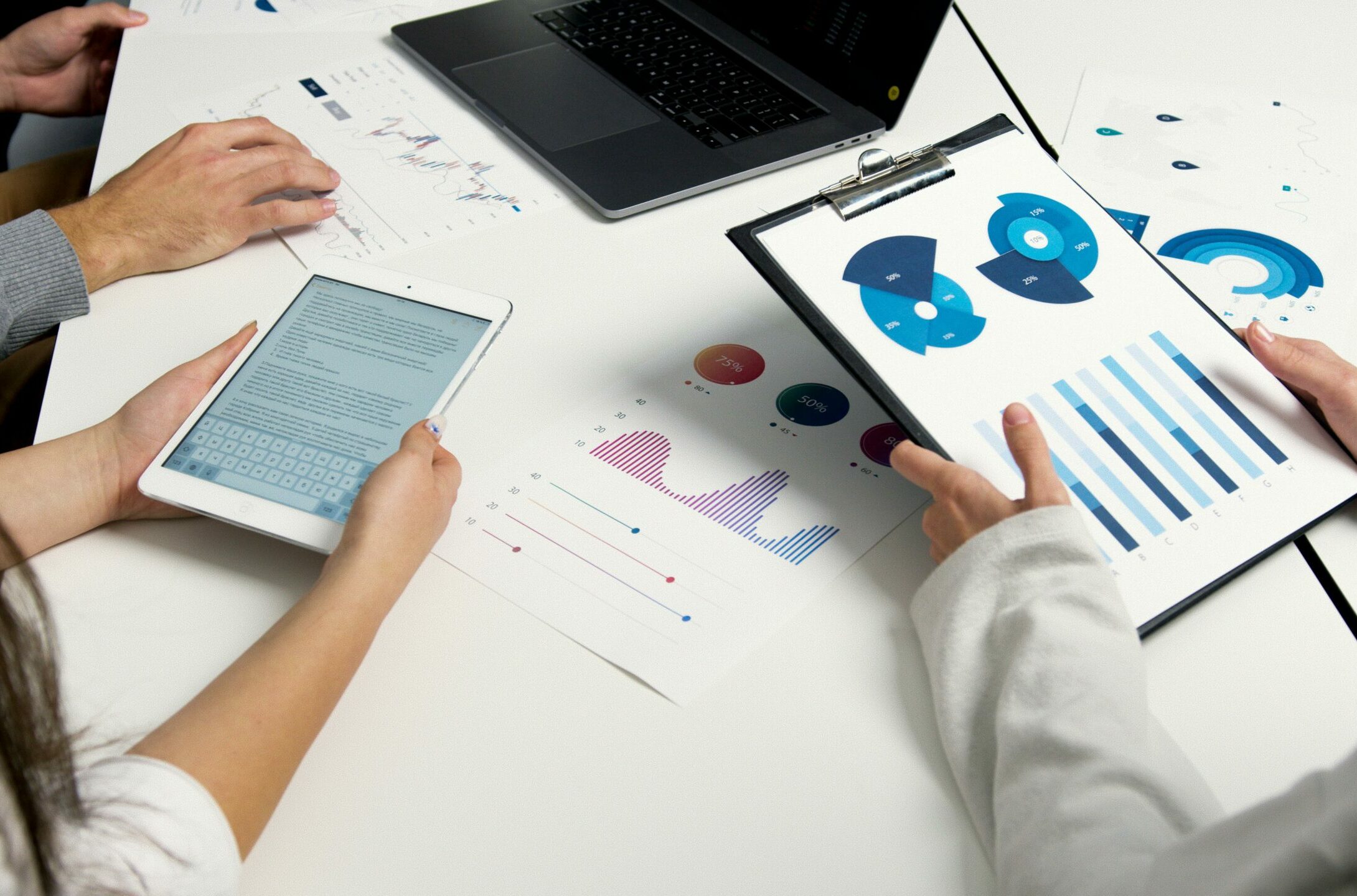 Comparaison entre tarif horaire et forfait pour une assistante virtuelle