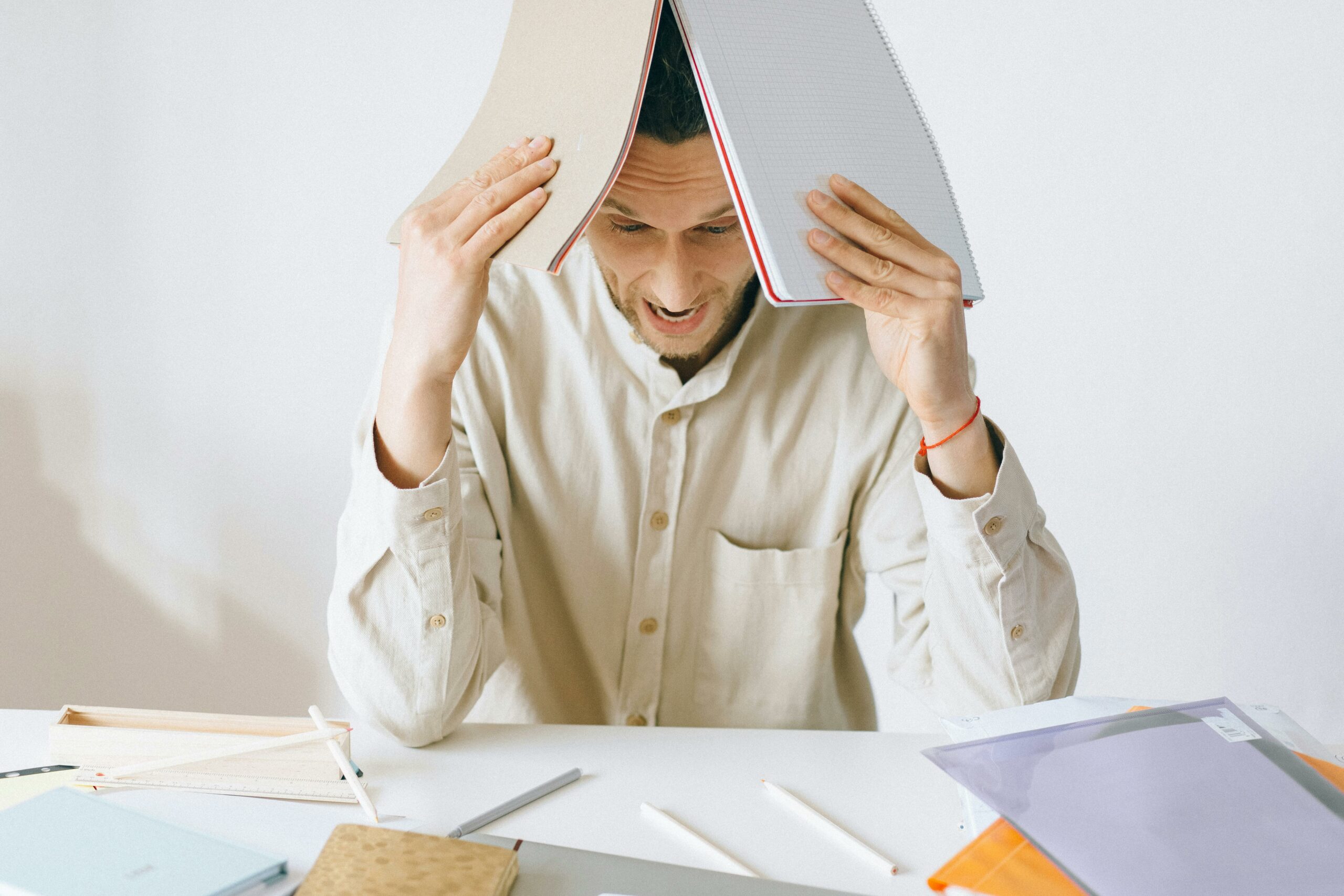 Un homme débordé par les tâches administratives, illustrant le besoin d’automatisation dans l’ESS.